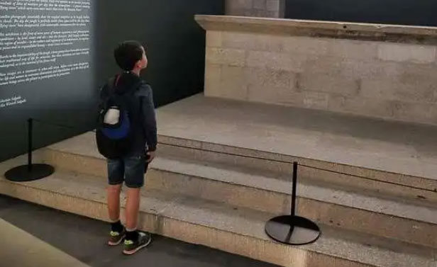 Poteau de guidage LINE Mini Black pour musees, galeries d'art et lieux patrimoniaux