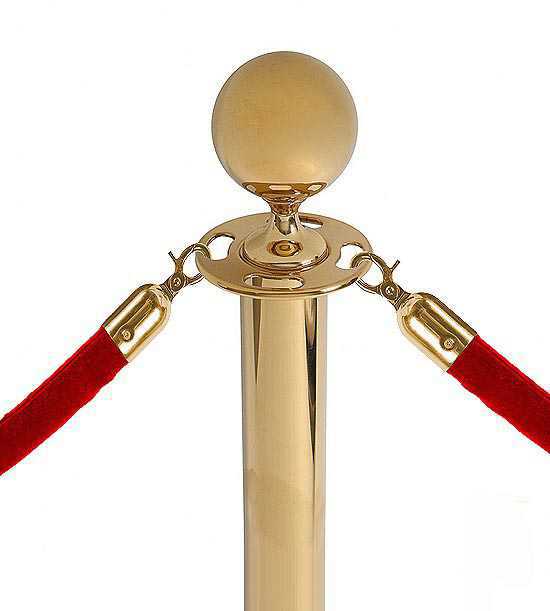 Poteau doré à tête boule, corde velours rouge.