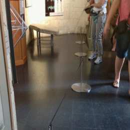 Absperrpfosten LINE MINI in Reihe installiert zur Besucherleitung in Ausstellungsraum