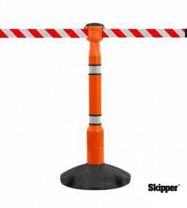 Kit composé d'un enrouleur de sangle orange (sangle blanc/rouge), d'un poteau orange et d'une base noire Skipper™.