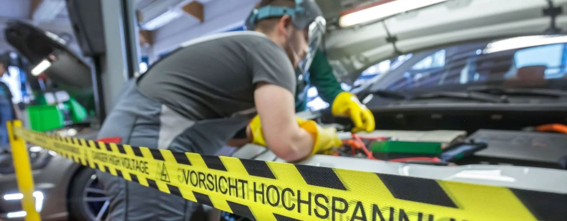 Gurtband mit integrierter Sicherheitsbotschaft: Absperrung als Beschilderung