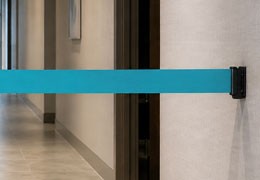 Enrouleur mural à sangle : solution compacte pour guider les visiteurs