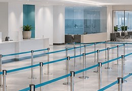 Combien de poteaux à sangle faut-il pour une file d'attente ?