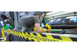 Gurtband mit integrierter Sicherheitsbotschaft: Absperrung als Beschilderung