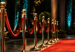 Balisage VIP : tapis rouge, poteaux à corde et accès réservé